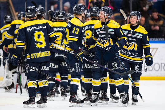 s Oscar Sundh och Joakim Andersson jublar med lagkamrater