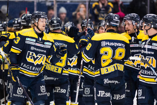 s Oscar Sundh jublar med lagkamrater