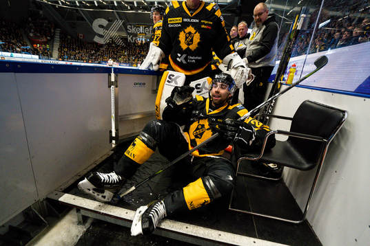 Skellefteås Johan Alm faller ner i båset