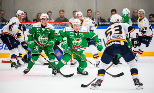 Rögles Nils Höglander och Erik Andersson försvarar mot