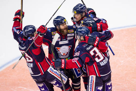 Linköpings Lukas Bengtsson jublar med lagkamrater