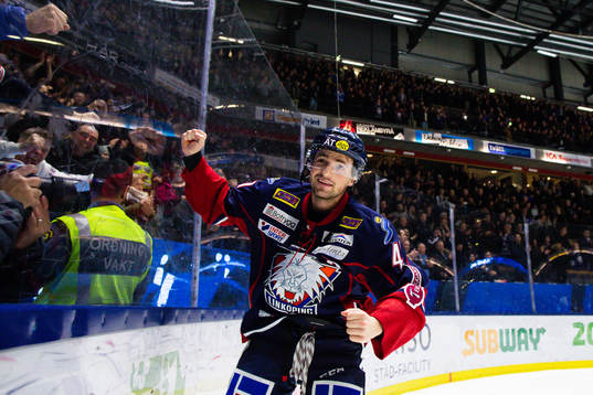 Linköpings Broc Little jublar mot supportrar