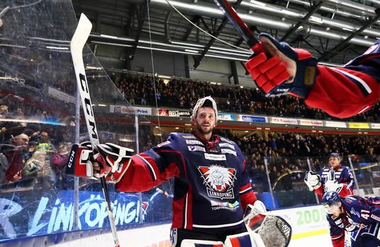 Linköpings målvakt Jonas Gustavsson jublar