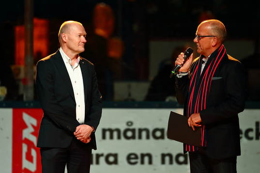 Klubbdirektör Anders Mäki avtackas av ordförande Roger