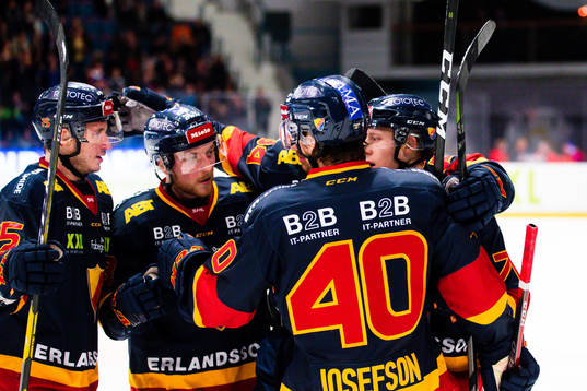 Djurgårdens Jonathan Davidsson jublar med lagkamrater