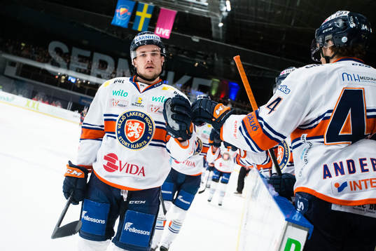 Växjös Pontus Netterberg jublar med lagkamrater