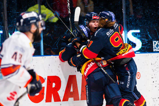 Djurgårdens Marcus Davidsson jublar med lagkamrater