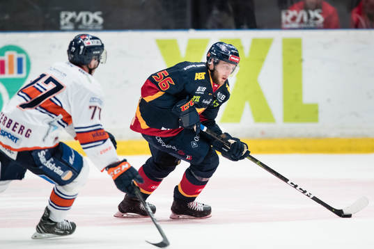 Djurgårdens Robin Norell jagas av Växjös Pontus