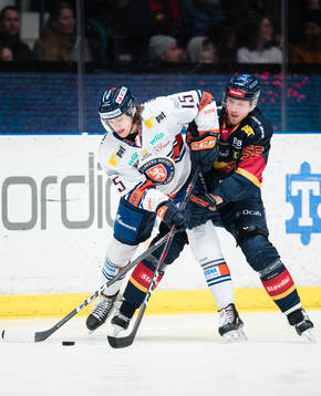 Växjös Dominik Bokk i kamp om pucken med Djurgårdens
