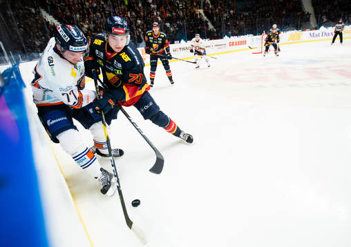 Växjös Pontus Netterberg i kamp om pucken med