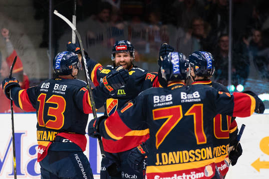 a vänster) gör 3-2 och jublar med Petteri Wirtanen ,