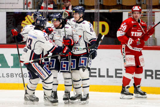 Linköpings Broc Little jublar med lagkamrater