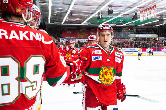 Moras Michael Haga jublar