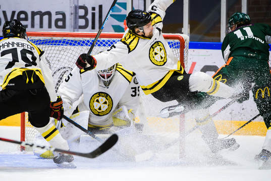 Brynäs målvakt David Rautio och Lukas Kilström