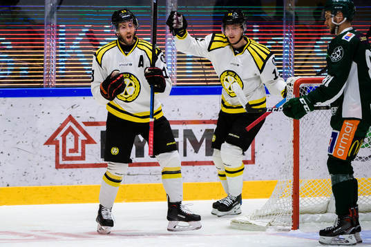 Brynäs Ryan Gunderson och Joel Kellman jublar
