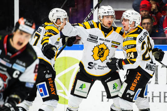 Skellefteås Andreas Wingerli jublar med lagkamrater