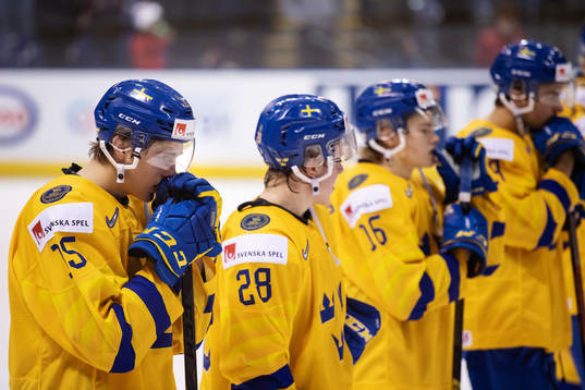 Oskar Bäck of Sweden and his teammates look dejected