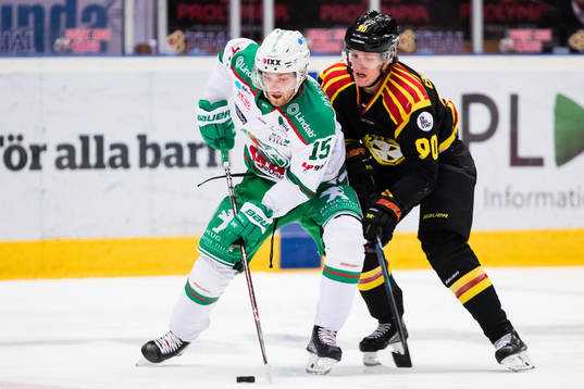 Rögles Simon Ryfors i kamp om pucken med Brynäs Jesper