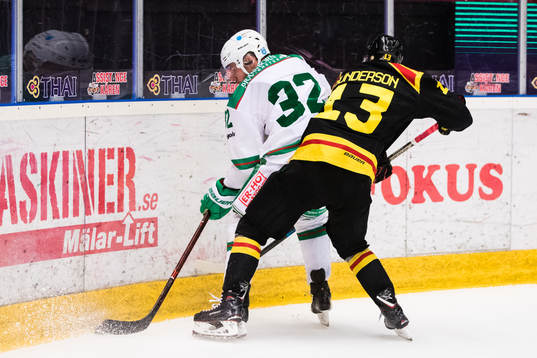 Rögles Matt Carey i kamp om pucken med Brynäs Ryan