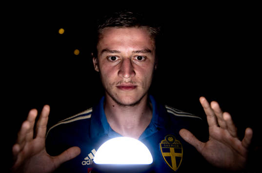 Simon Thern tittar in i spåkulan hur Allsvenskan 2019 blir, den 5 Januari, 2019 i Doha.