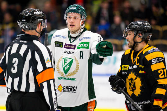 Skellefteås Jimmie Ericsson pratar med Färjestads Johan