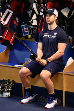 Linköpings Andrew Gordon före ishockeymatchen i SHL