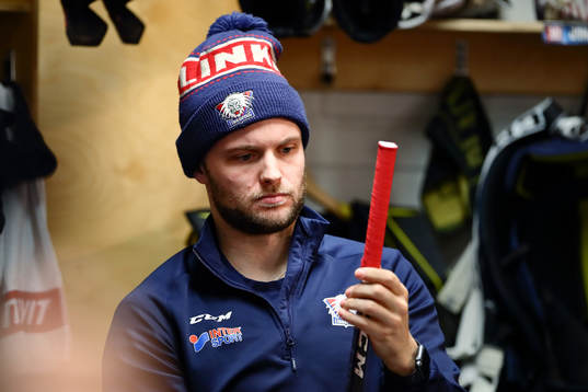 Linköpings Chad Billins tejpar klubban före