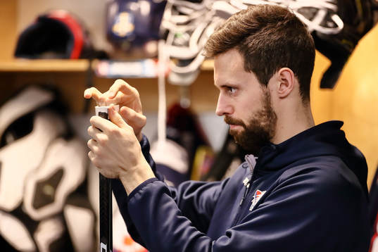 Linköpings James Wright tejpar klubban före