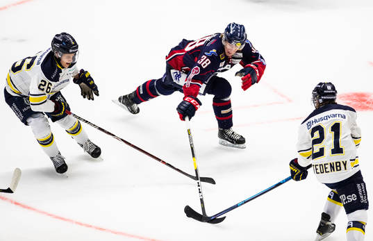 s Max Wennlund och Mattias Tedenby i kamp om pucken med