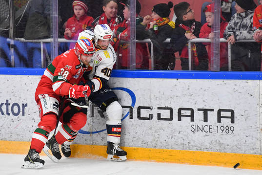 Moras Adam Masuhr och Djurgårdens Jacob Josefson i kamp om