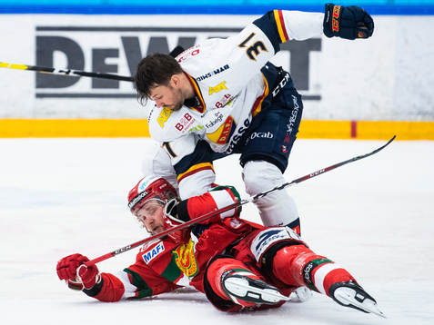 Moras Viktor Amnér ligger ner vid en närkamp med