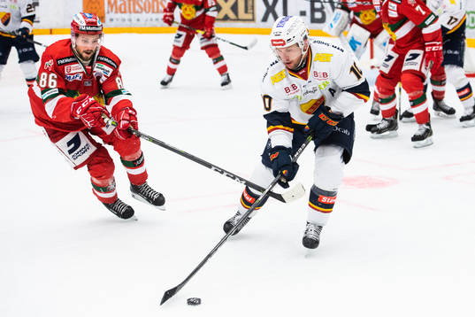 Moras Mathias Bromé och Djurgårdens Niclas Bergfors i