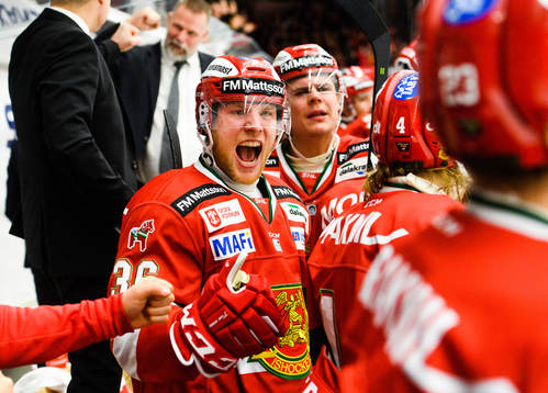 Moras Jonathan Carlsson jublar