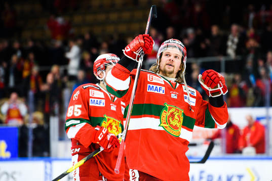 Moras Viktor Amnér jublar