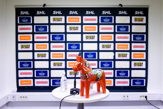 s bakgrund för presskonferens med överklistrad reklam