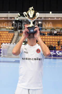 Hittarps Andre Kopfinger kysser pokalen
