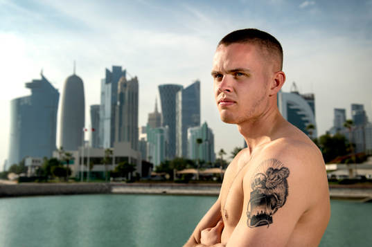 Sveriges och AIKs målvakt Oscar Linnér med sin tatuering på Lennart Johanssons pokal och en råtta, den 6 januari, 2019 i Doha. 
