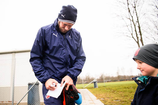 Andreas Granqvist skriver autografer