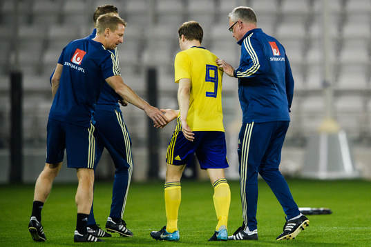 Simon Tibbling of Sweden leaves the pitch after a injury