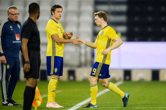 Simon Tibbling of Sweden leaves the pitch after a injury