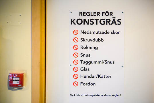Skylt med regler för konstgräs