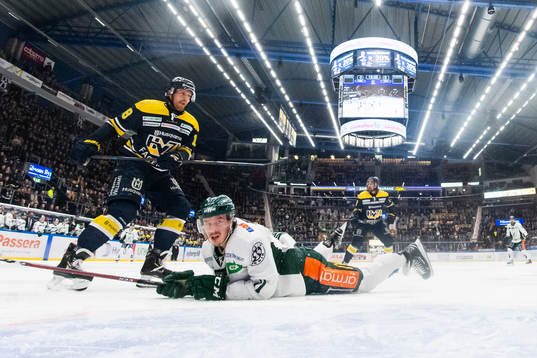s Joakim Andersson ser Färjestads Joakim Nygård ligga ner