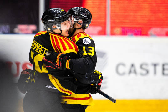 Brynäs Daniel Mannberg och Ryan Gunderson jublar