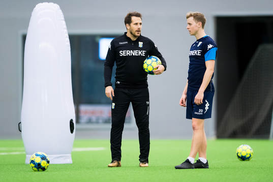 Hjälptränaren Tobias Hysén instruerar Victor Wernersson