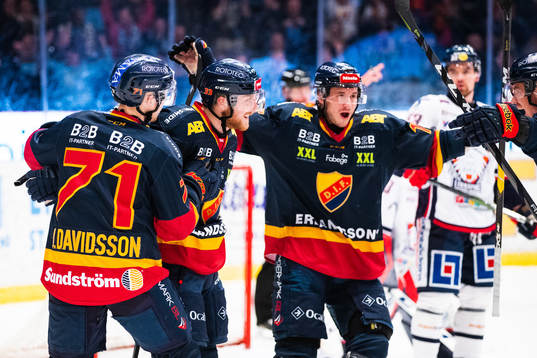 Djurgårdens Linus Hultström jublar med lagkamrater