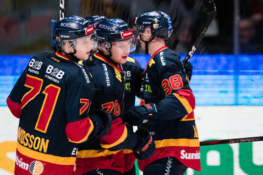 Djurgårdens Jonathan Davidsson och Olle Alsing  jublar