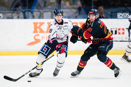 Linköpings Johan Södergran i kamp om pucken med