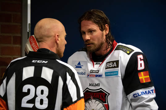 Domare Mikael Holm och Malmö Redhawks Stefan Warg samtalar