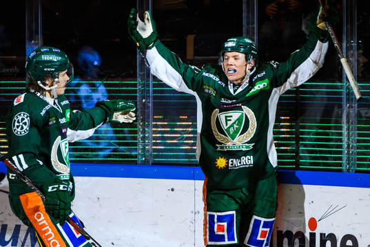 Färjestads Joakim Nygård och Axel Ottosson jublar