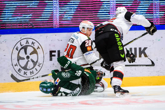 Färjestads Theodor Lennström blir liggandes på isen